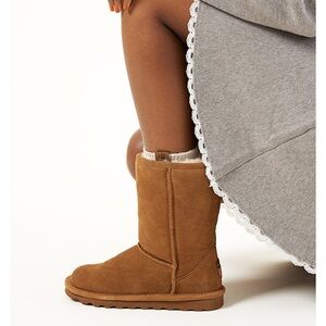 Women's Bearpaw Elle Short Hickory Winter Boot Size 9